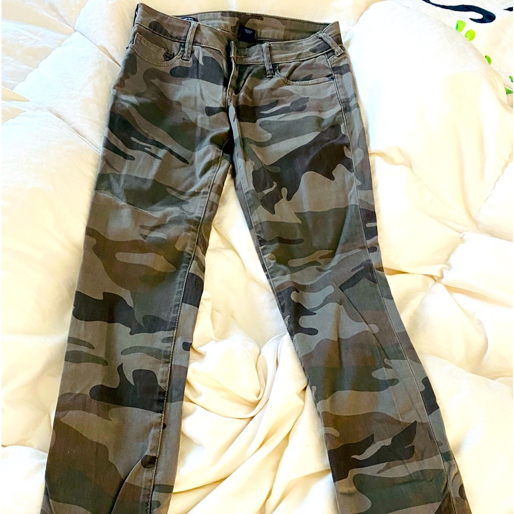 True Religion Low rise super skinny grey camouflage pants size 26 NEVER WORN